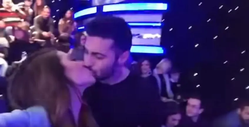 Άρχισαν να πέφτουν και φιλιά on camera για Βαλαβάνη και Βασάλο! (video)