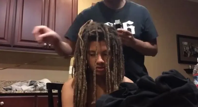 Έφηβος κόβει τα μαλλιά του - Δες την αντίδραση της μητέρας του όταν τον αντίκρισε! (video)