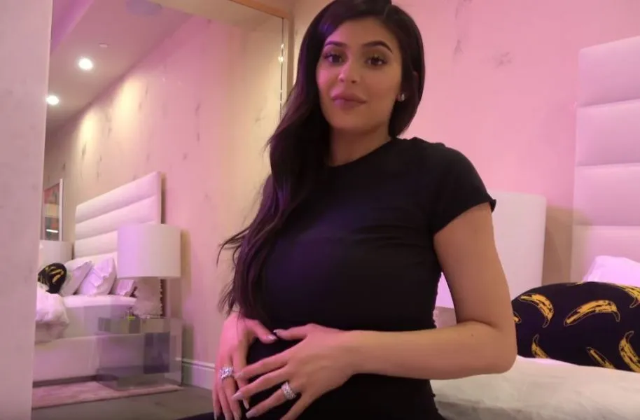 Kylie Jenner: Γιορτάζει τη γέννηση της κόρης της με ένα βίντεο με στιγμές της εγκυμοσύνης της! (video)