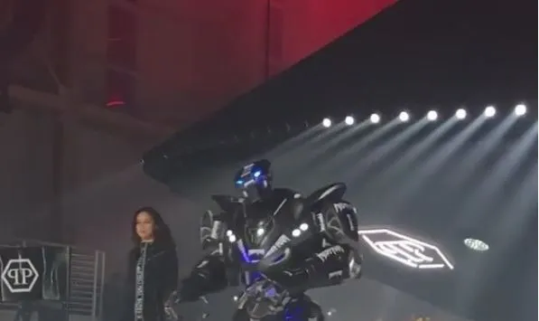 Πασαρέλα με ρομπότ; Και όμως γίνεται και η Irina Shayk περπάτησε δίπλα του! (video)