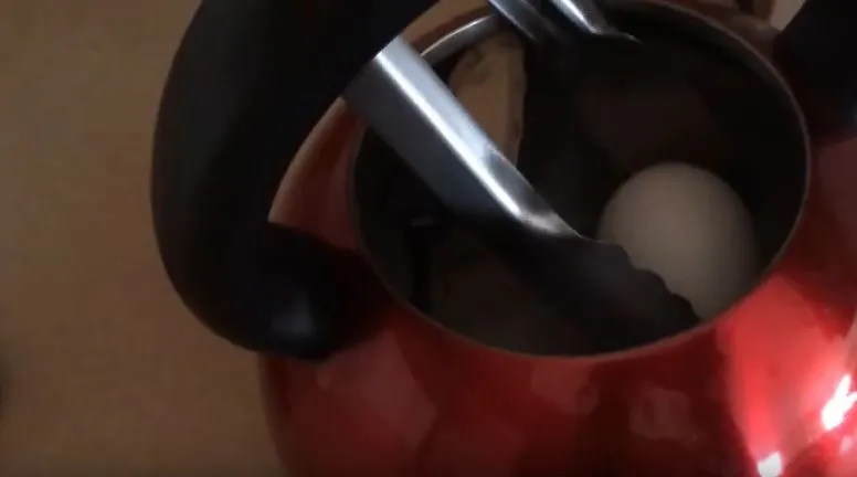 Σου αρέσουν τα βραστά αυγά; Δες πως ένας βραστήρας θα γίνει ο καλύτερος φίλος σου! (video)