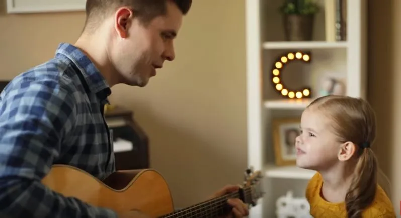 Θα ΛΙΩΣΕΙΣ μόλις ακούσεις αυτό το κοριτσάκι να τραγουδάει με τον μπαμπά του το τραγούδι από το 