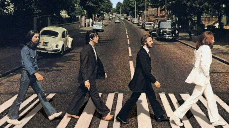 Photobomb στη θρυλική φωτογραφία των Beatles στο Abbey Road; Και όμως είναι αλήθεια!