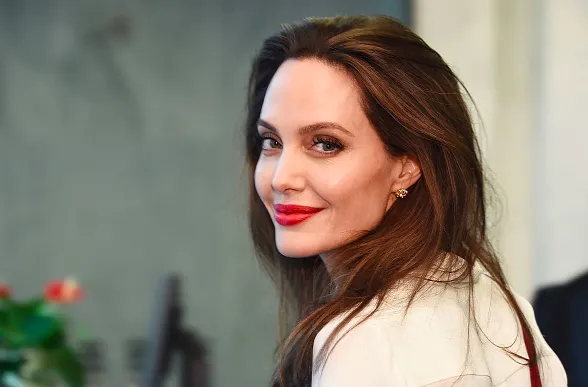 Η Jolie θα ντυθεί για τέταρτη φορά νύφη; Μυστήριο γύρω από την ερωτική της ζωή!