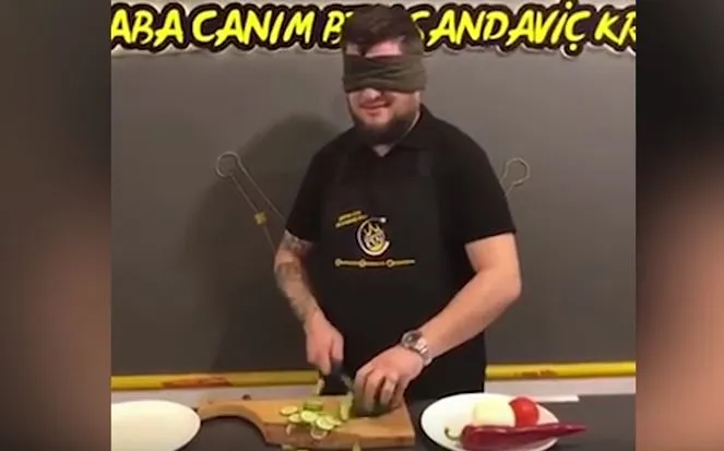 ΑΚΡΑΙΟ! Ένας σεφ κόβει λαχανικά με τα μάτια κλειστά και η αγωνία είναι μεγάλη! (video)