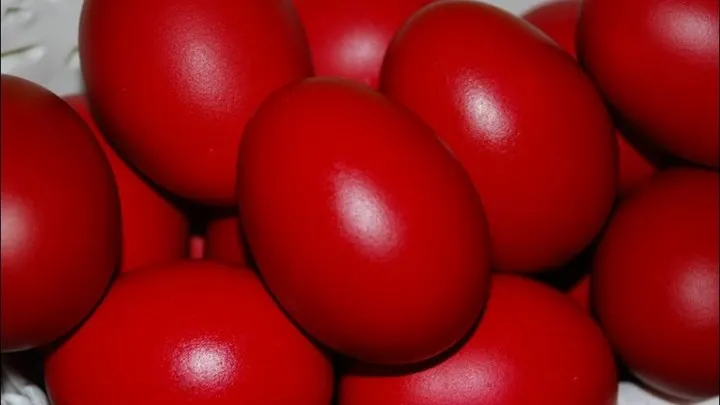 Πάσχα 2018: Βάψε τα αυγά σου μόνο με φλούδες από...κρεμμύδι! (video)