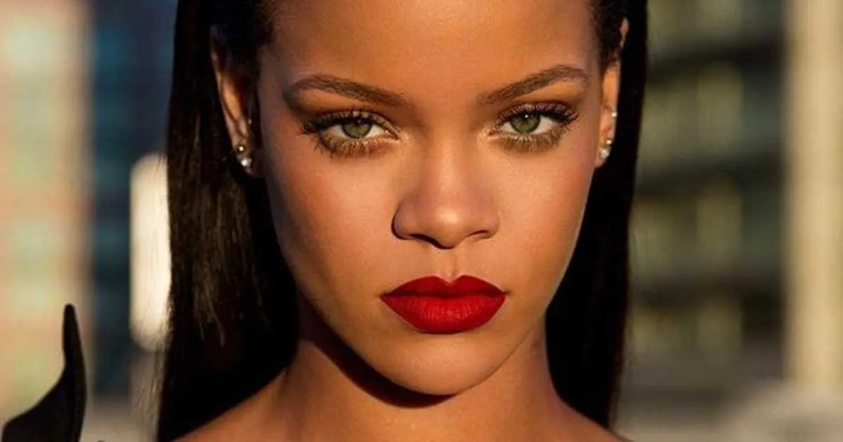 H Rihanna κατάφερε να μας διχάσει με μια και μόνο εμφάνιση της! (photo)