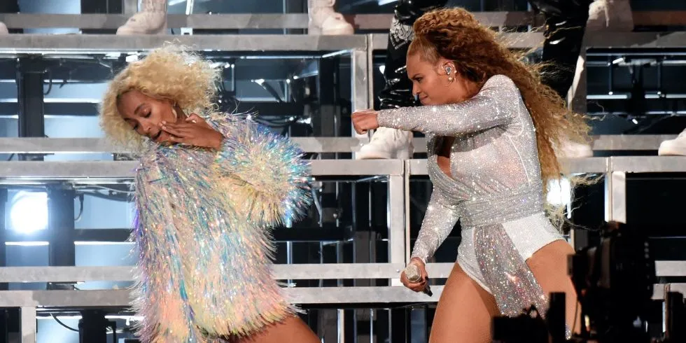 Coachella: Η Beyonce και η αδερφή της κατάφεραν να «φάνε» επική τούμπα στη σκηνή! (video)