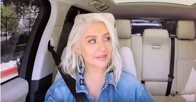 H Christina Aguilera έχει ΦΩΝΑΡΑ και μας τη «δείχνει» μέσα από ένα αυτοκίνητο! (video)