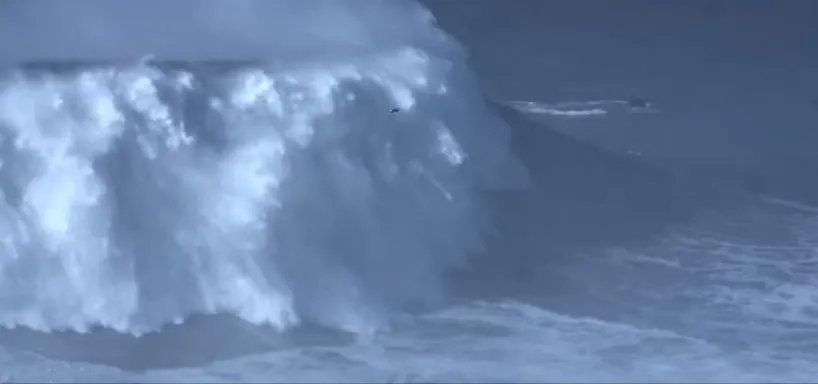 Ένας σέρφερ κατάφερε να «δαμάσει«» κύματα ύψους 24 μέτρων και πρέπει να το δεις! (video)