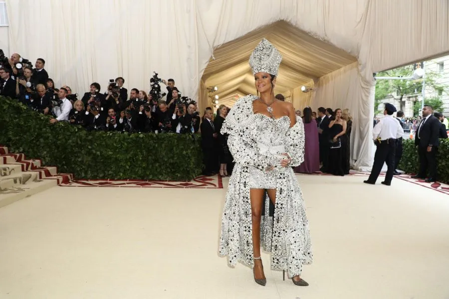 Met Gala 2018: Η Rihanna ντύθηκε Πάπας και η Kim Kardashian έγινε ράβδος χρυσού!