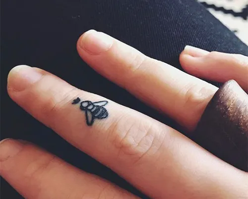 10 τατουάζ που είναι ΤΕΛΕΙΑ για τα δάχτυλα του χεριού σου! (photos)