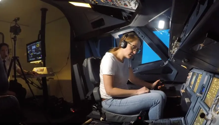 Ένας πιλότος έδωσε τη θέση του σε επιβάτη και αυτό ήταν το αποτέλεσμα! (video)