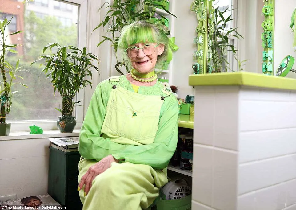Αυτή η γυναίκα λατρεύει το πράσινο και το έχει βάλει παντού!  (photo)