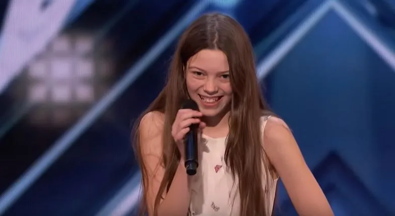 Ένα κορίτσι κατάφερε να σηκώσει τους κριτές του America's Got Talent από τη θέση τους και πρέπει να τη δεις!