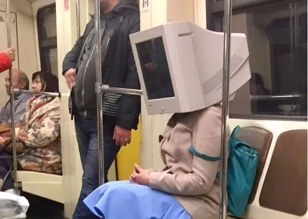 Στο μετρό θα δεις μυστήρια πράγματα που προκαλούν μόνο γέλιο! (photos)