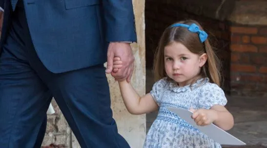 Η πριγκίπισσα Charlotte την «είπε» στους παπαράτσι με τον πιο χαριτωμένο τρόπο! (video)