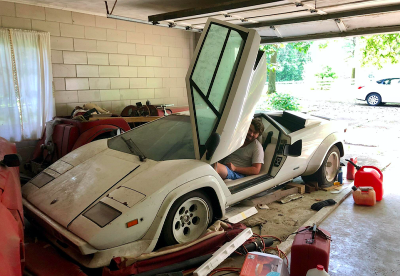 Ένας φοιτητής έμεινε ΑΦΩΝΟΣ όταν ανακάλυψε πως η γιαγιά του είχε... Lamborghini! (photos)