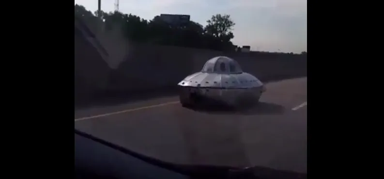 Ένα UFO τριγυρνά ανενόχλητο στους δρόμους και δεν πρόκειται για ταινία!