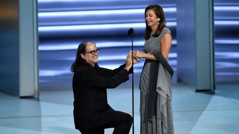 Emmys 2018: Πρόταση γάμου μπροστά σε όλους; Και όμως συνέβη! (video)