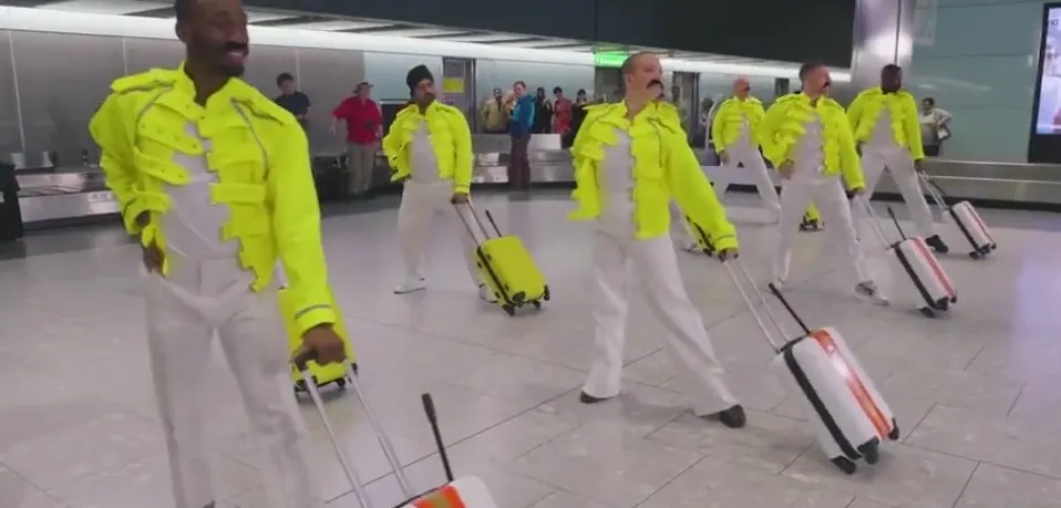 Ντύθηκαν Freddie Mercury και χόρεψαν μέσα στο αεροδρόμιο! (video)