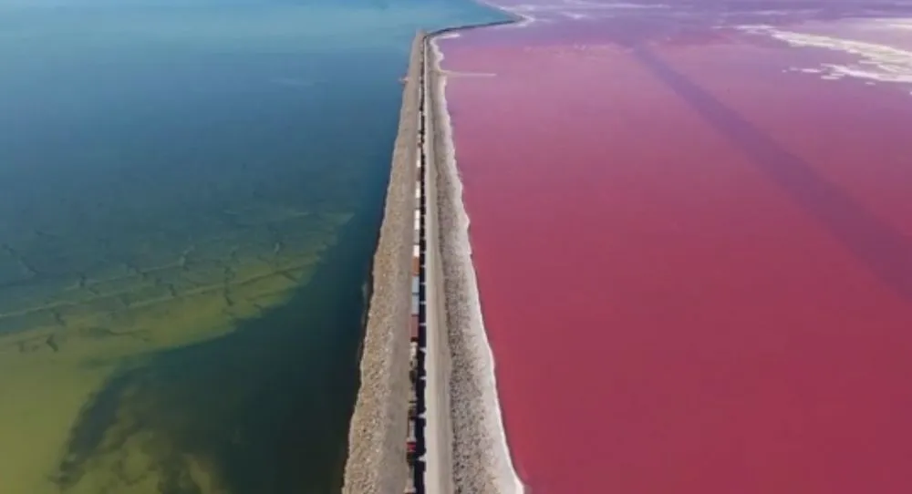 Drone καταγράφει μια δίχρωμη... λίμνη!  (video)