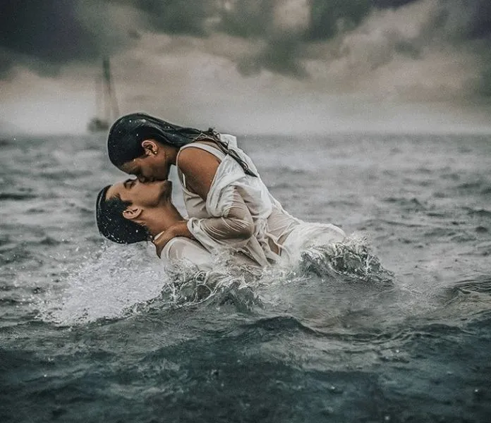 Ένας Ισπανός φωτογράφος αιχμαλωτίζει το πάθος των ζευγαριών σε μια σειρά φωτογραφιών!