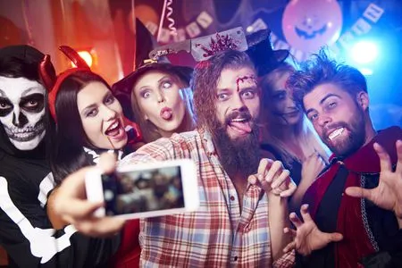 Halloween: Σε κάλεσαν σε πάρτι και δεν ξέρεις τι να ντυθείς; Σου έχουμε τη λύση!