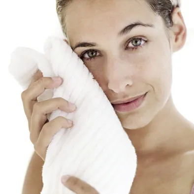 Γιατί δεν πρέπει ΠΟΤΕ να χρησιμοποιούμε την ίδια πετσέτα για πρόσωπο και σώμα;