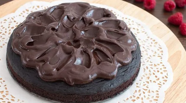 Εύκολες συνταγές: Πανεύκολο υγρό σοκολατένιο κέικ για τρελές απολαύσεις!