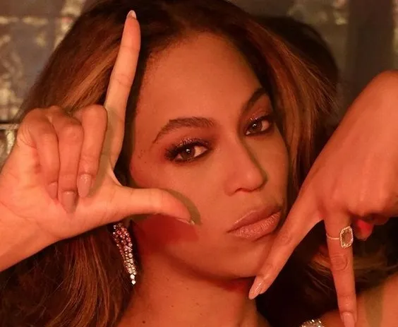 Η Beyonce τόλμησε να φορέσει ένα ιδιαίτερο κραγιόν και μας έβαλε σε σκέψεις