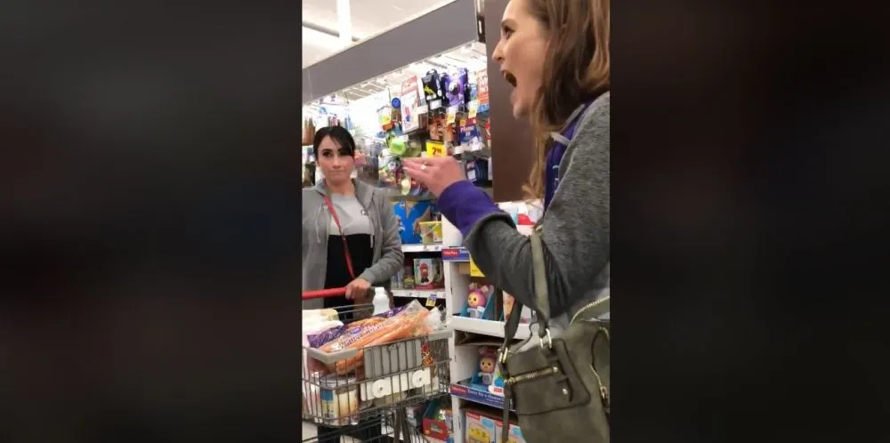 Βίντεο δείχνει μια γυναίκα να υποστηρίζει δυο ανθρώπους που δέχονται λεκτική επίθεση και γίνεται viral!