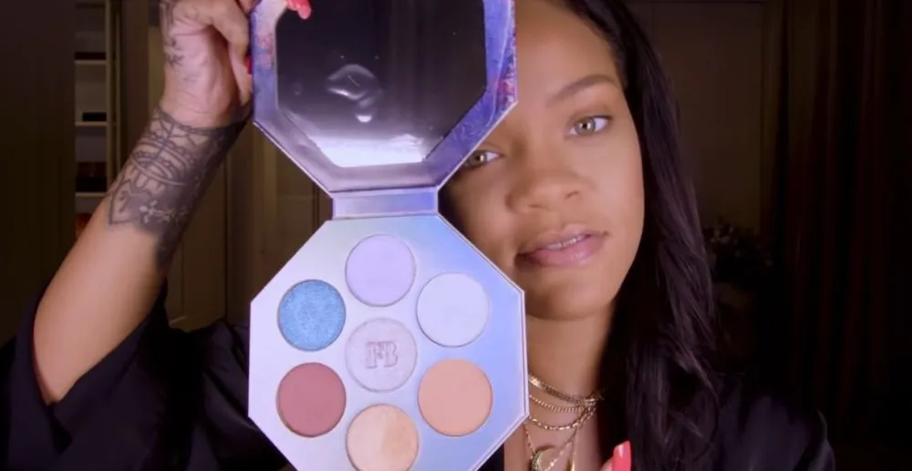 Η Rihanna δημιούργησε το πρώτο της make-up tutorial και σου δείχνει πως βάφεται!