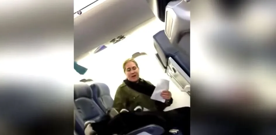Αυτή η γυναίκα φώναζε για το μωρό που έκλαιγε στο αεροπλάνο και έπαθε αυτό που της άξιζε!