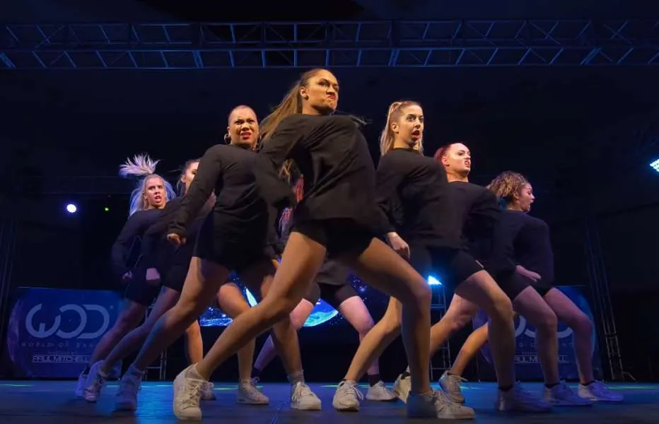 The Royal Family Dance Crew: Η χορευτική ομάδα που φαίνεται να έχει «στρατιωτική» πειθαρχία
