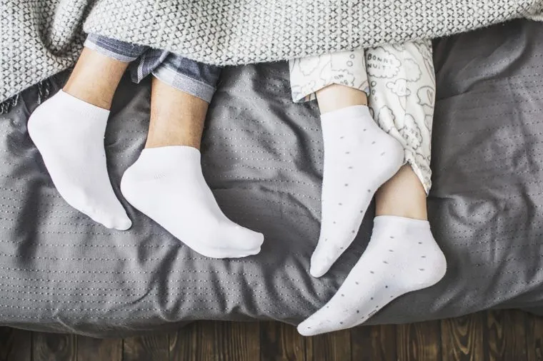 Πρέπει να φοράμε κάλτσες τελικά κατά τη διάρκεια του ύπνου;