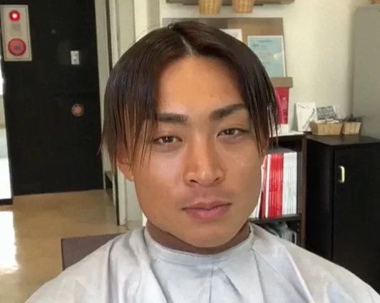 Ένας Ιάπωνας κομμωτής δείχνει πώς ένα κούρεμα αλλάζει έναν άνδρα!