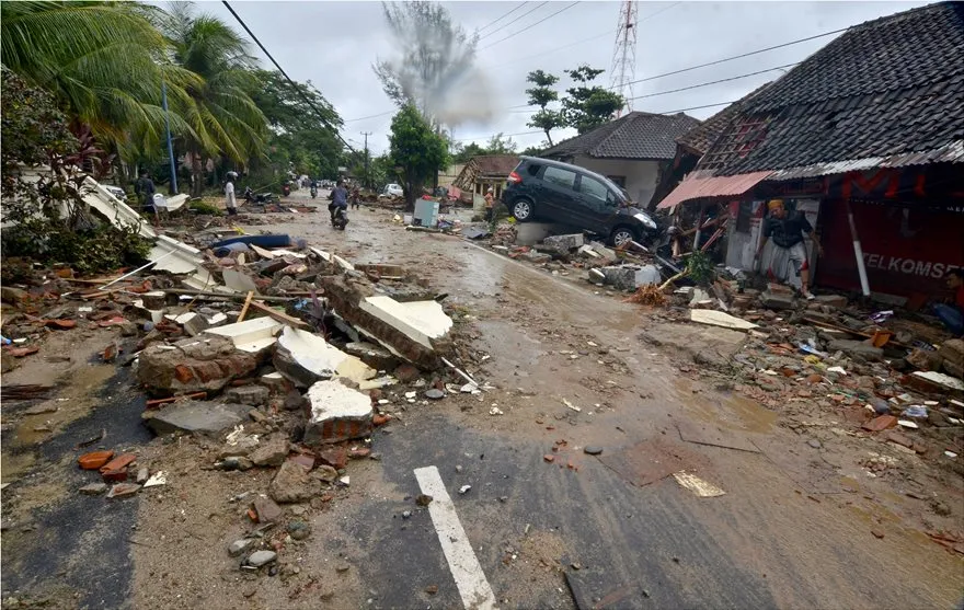 Ινδονησία: Τραγωδία στη χώρα - Βίντεο δείχνουν το καταστροφικό τσουνάμι!