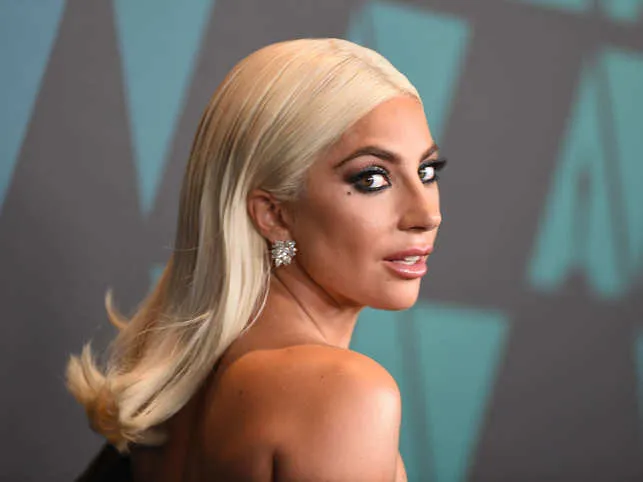 H Lady Gaga απαρνήθηκε το ξανθό μαλλί και έκανε αλλαγή!
