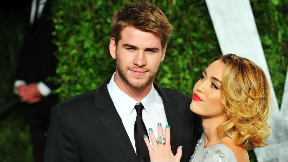 Miley Cyrus: Παντρεύτηκε κρυφά ή οι φωτογραφίες μας λένε ψέμματα;