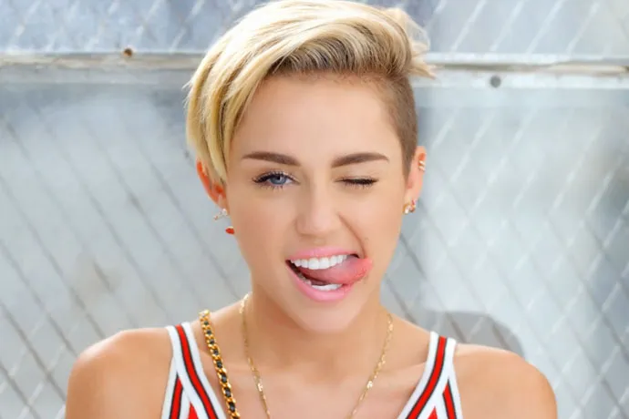 Miley Cyrus: Ποζάρει πρώτη φορά ως νύφη και ρίχνει το διαδίκτυο!