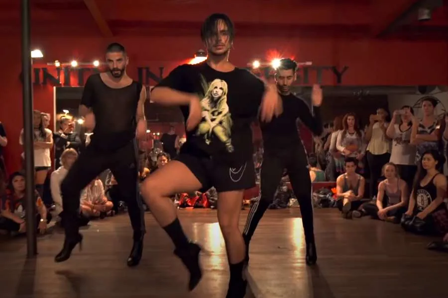 O Yanis Marshall χορεύει σε ψηλά τακούνια καλύτερα από κάθε γυναίκα