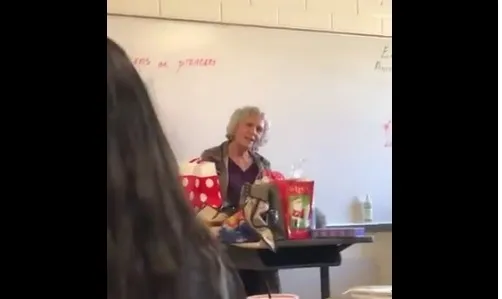 Συγκινητικο! Έφηβοι κάνουν δώρα στη δασκάλα τους για να μην αισθάνεται μόνη της!