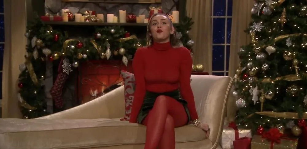 H Miley Cyrus διασκευάζει το «Santa Baby» δίνοντας μια άλλη νότα! (video)