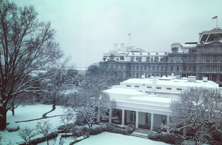 Η Μελάνια Τραμπ φωτογραφίζει τον Λευκό Οίκο που ντύθηκε στα.... Λευκά