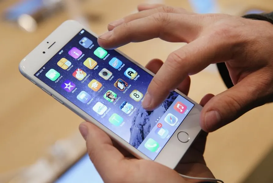 Jony Ive: Ο πρώην σχεδιαστής του iPhone εξηγεί το μεγαλύτερο λάθος που κάνουν οι χρήστες του
