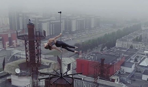 Ακραία pole dancer χορεύει σε κεραία ουρανοξύστη και νομίζω έπαθα εγκεφαλικό!