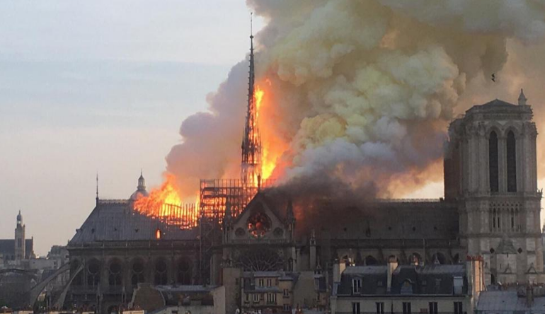 Παναγία των Παρισίων: Παγκόσμια θλίψη για την πυρκαγιά που ξέσπασε στο μνημείο!
