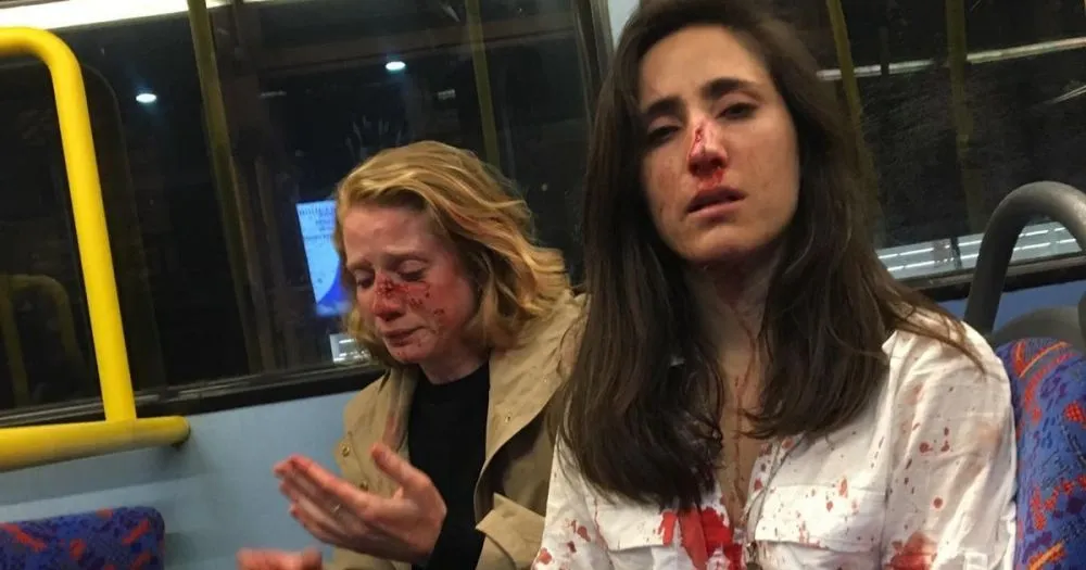 Απαράδεκτο σκηνικό στο Λονδίνο: Ξυλοκόπησαν δύο γυναίκες σε λεωφορείο, επειδή αρνήθηκαν να φιληθούν μπροστά τους