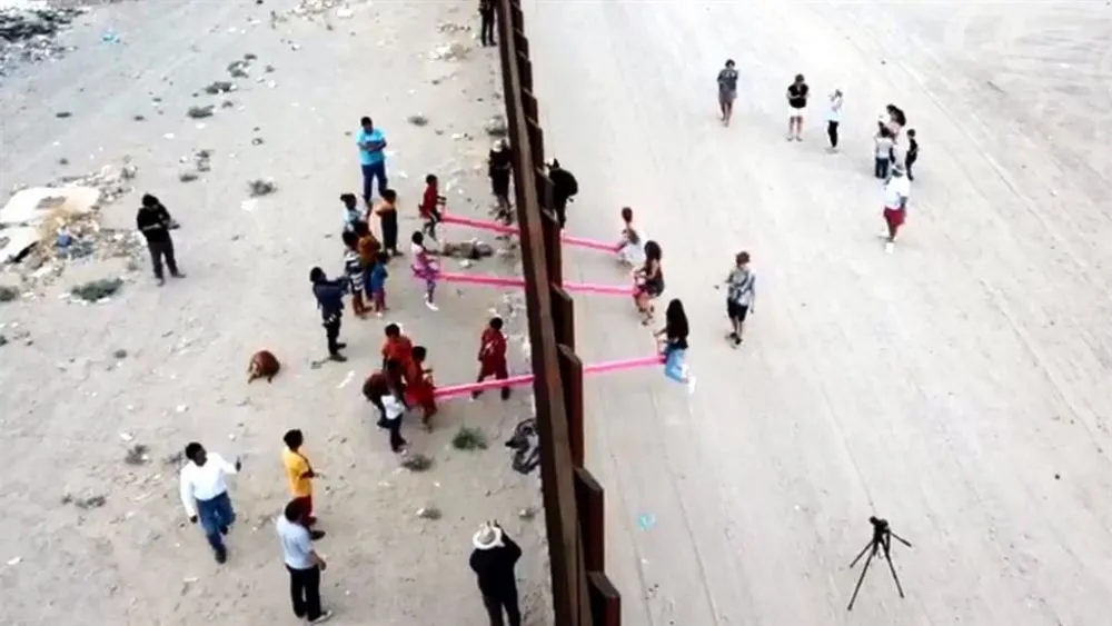 Καλλιτέχνες έβαλαν τραμπάλες στα σύνορα ΗΠΑ- Μεξικού και έστειλαν ένα ηχηρό μήνυμα ενότητας!